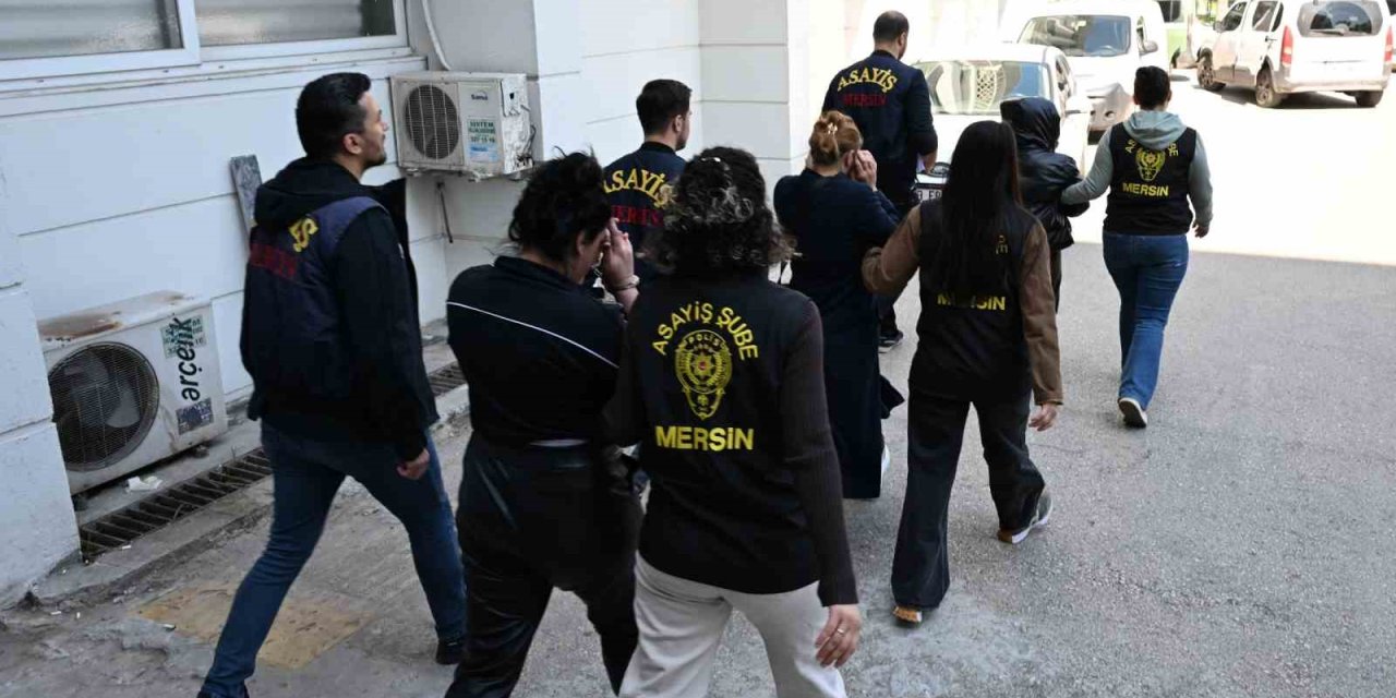 Mersin’de Evleri Soyan Kadın Hırsızlar Minibüste Polise Yakalandı