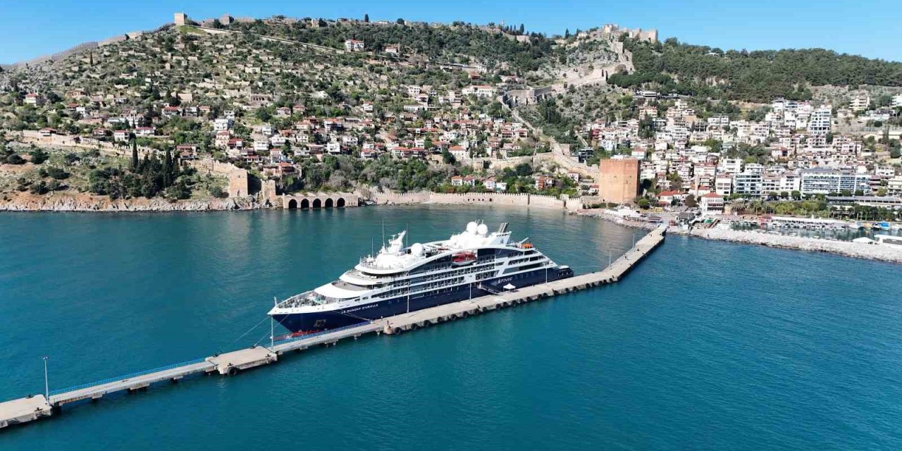 Alanya’ya Fransız Bayraklı Kruvaziyer Demir Attı