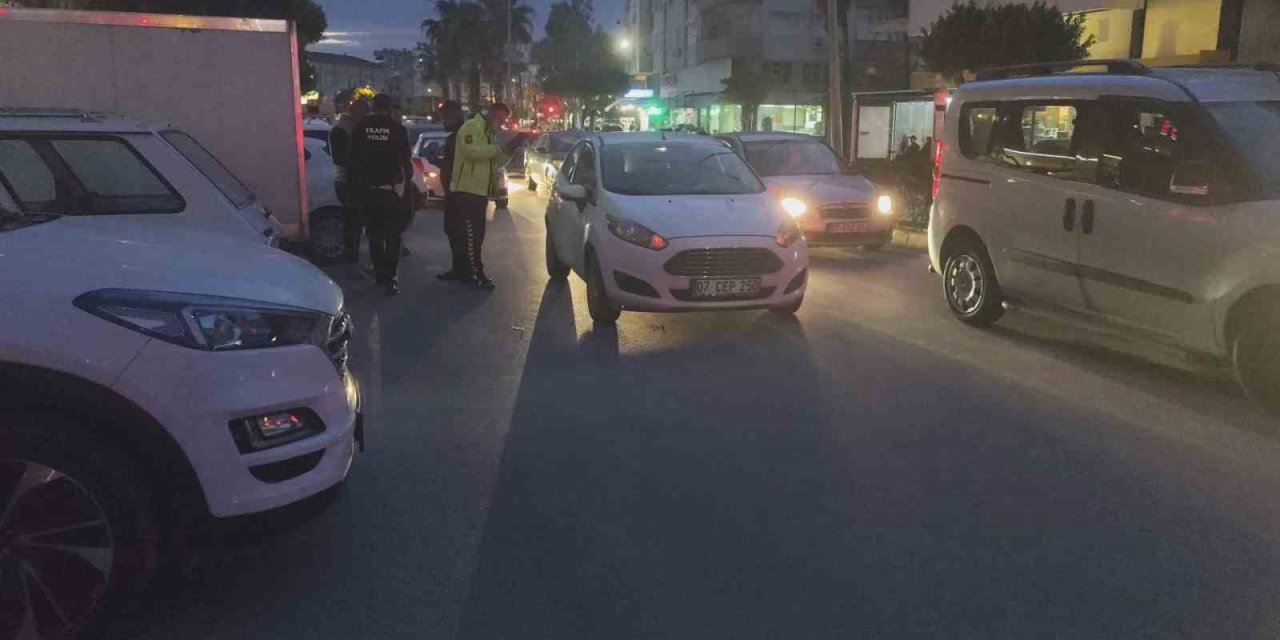 Park Halindeki Otomobilin Açılan Kapısına Çarpan Motosikletli Yaralandı