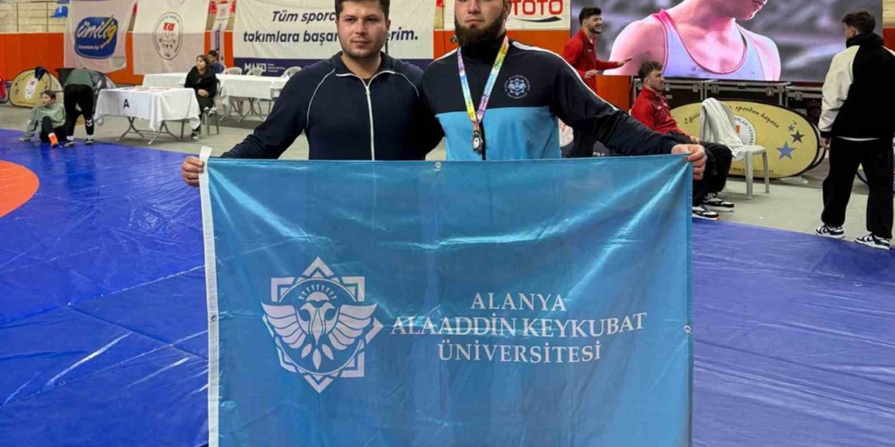 Alkü’lü Öğrenci Güreş Şampiyonasından Madalyayla Döndü