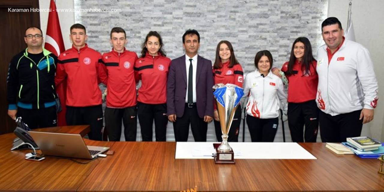 İtalya'da Tarih Yazan Başarılı Sporcular İl Müdürü Mehmet Çalışkan'ı Ziyaret Etti