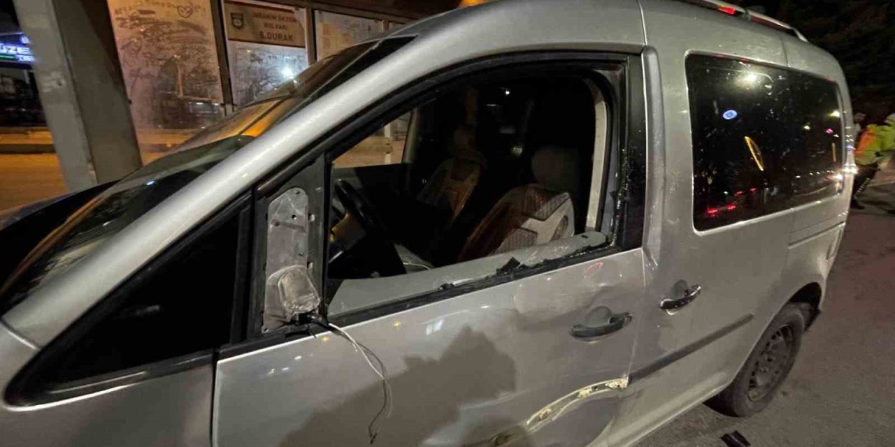 Hafif Ticari Araç Üniversite Öğrencisine Çarptı: 3 Yaralı