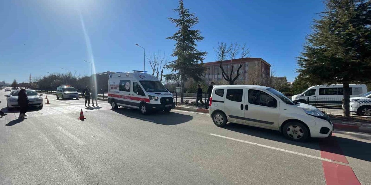 Hafif Ticari Aracın Çarptığı Hemşirelik Bölümü Öğrencisi Genç Kız Yaralandı