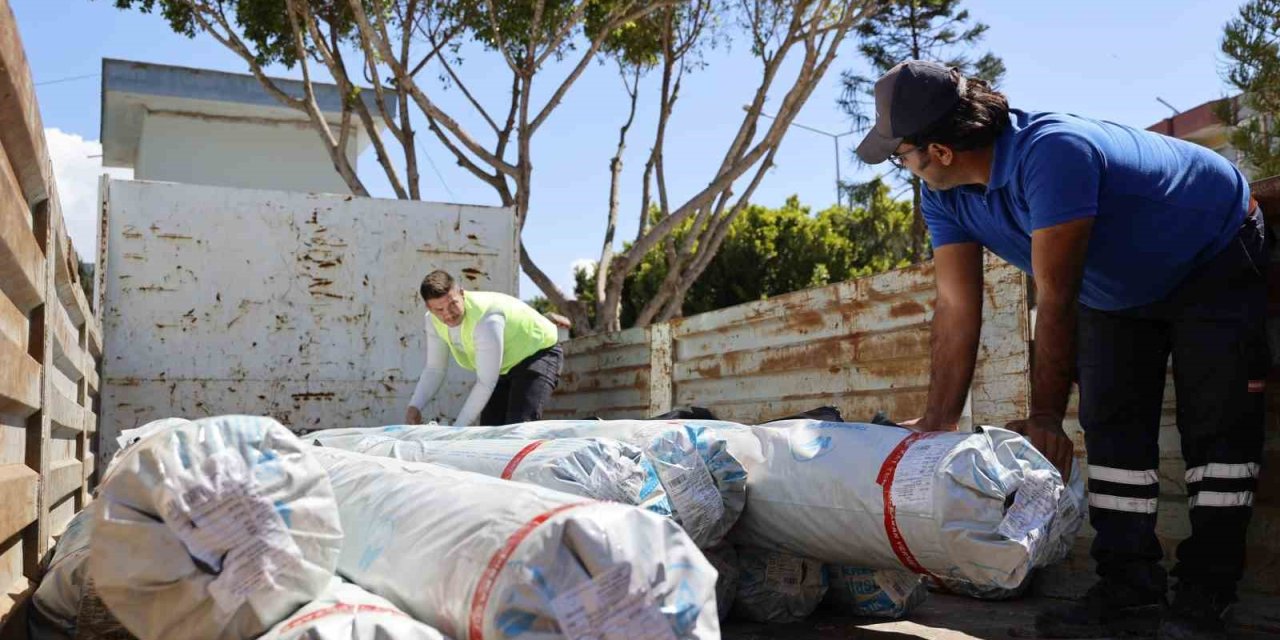 Hortum Ve Yağıştan Zarar Gören Kumlucalı Çiftçilere Sera Naylonu Desteği
