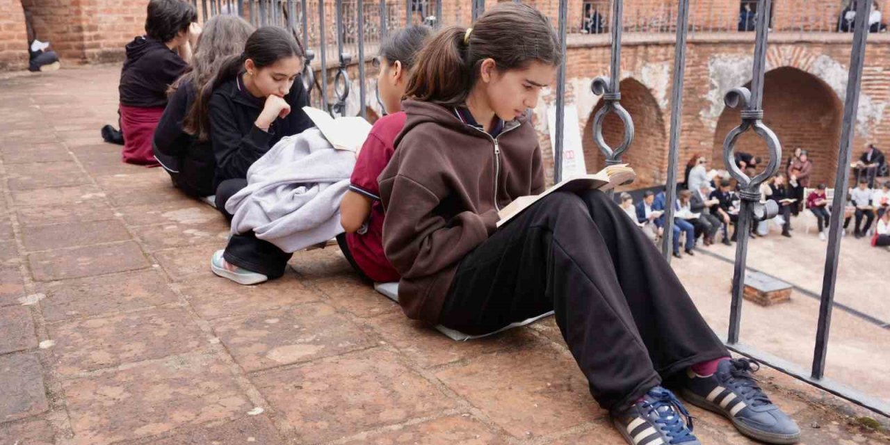 Alanya’da Kızılkule’nin 800. Yılında 800 Öğrenci Aynı Anda Kitap Okudu