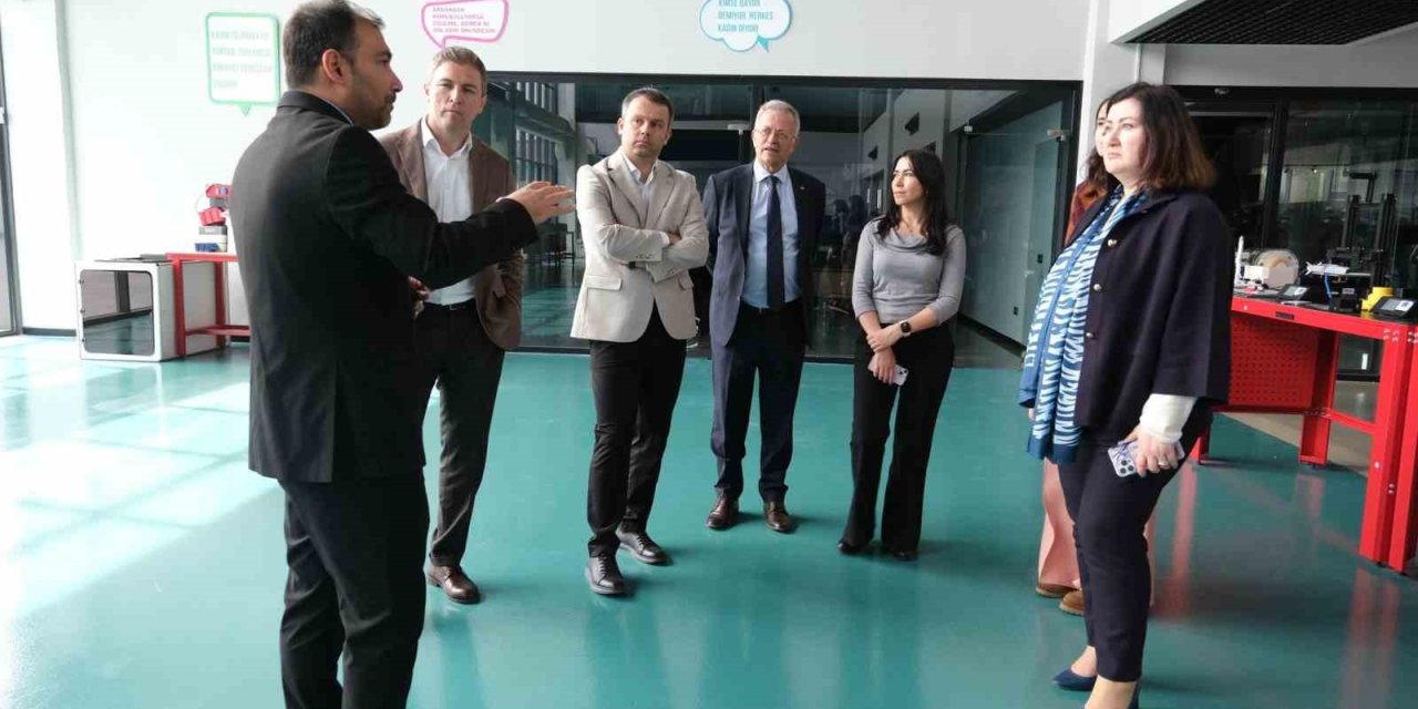 Tekli: "eğitim, Sanayimizin Sürdürülebilirliğinin Temelidir"