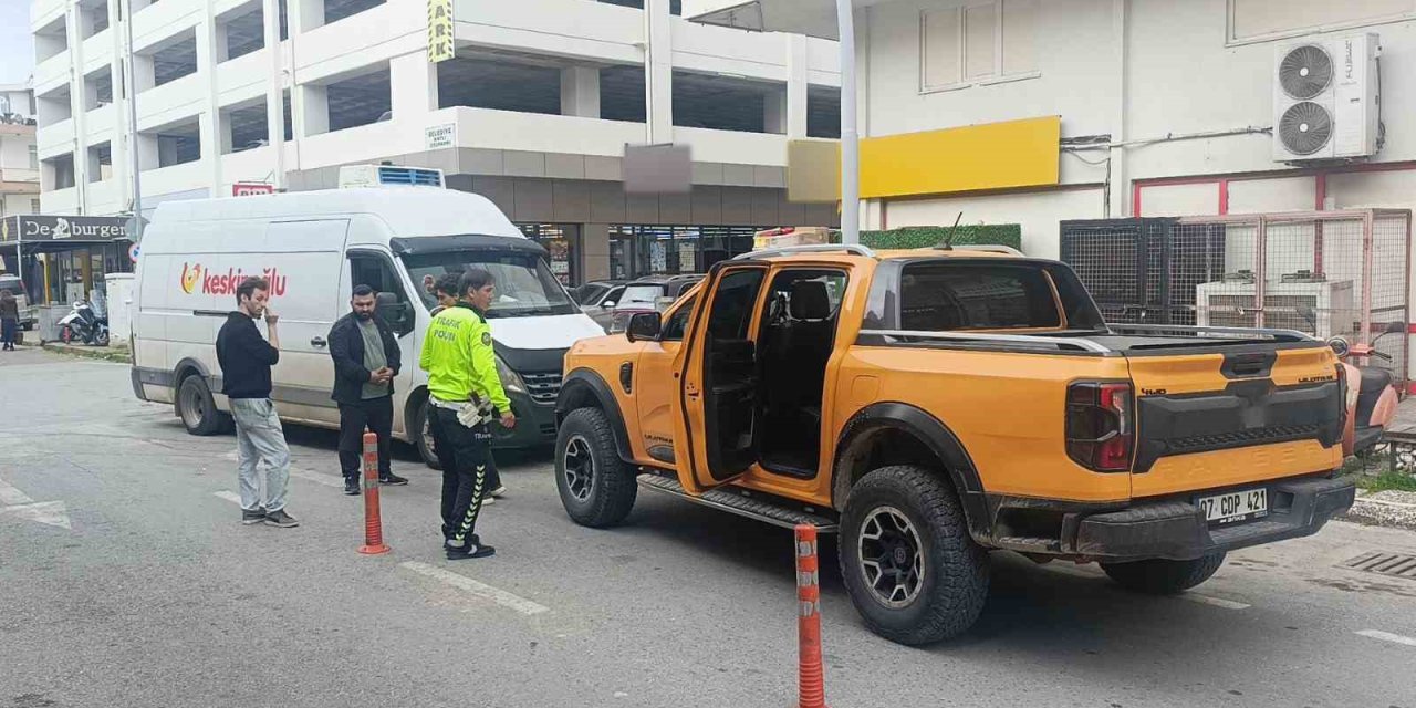 Aracına Çarpan Kamyonet İçin Polis Çağırdı Hatalı Parktan Ceza Yedi