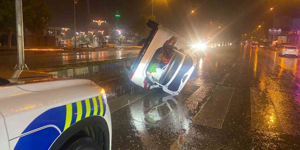 Refüje Çarpıp Yan Yatan Otomobilde Bulunanların Burnu Bile Kanamadı