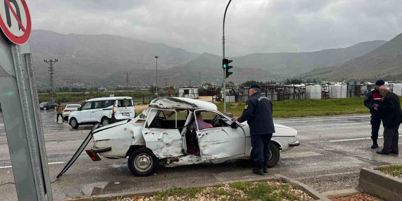 Silifke’de İki Aracın Karıştığı Kazada 3 Kişi Yaralandı