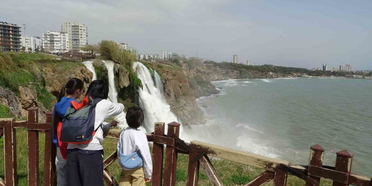 Dünyaca Ünlü Şelale, Yağmur Sonrası Denizi Kahverengiye Bürüdü
