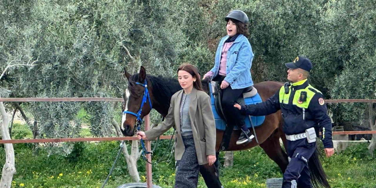 Otizmli Çocuklara Atla Terapi Desteği