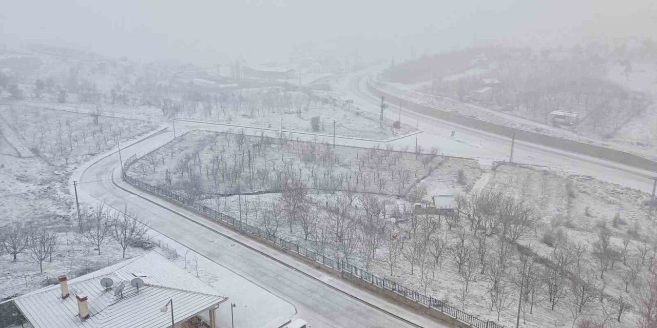 Konya’da Kar Yağışı İlçeyi Beyaza Bürüdü
