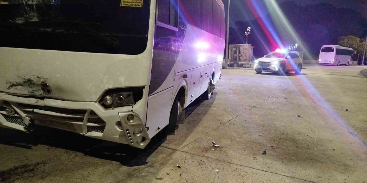 Serik’te Midibüs İle Çarpışan Motosikletli Yaralandı