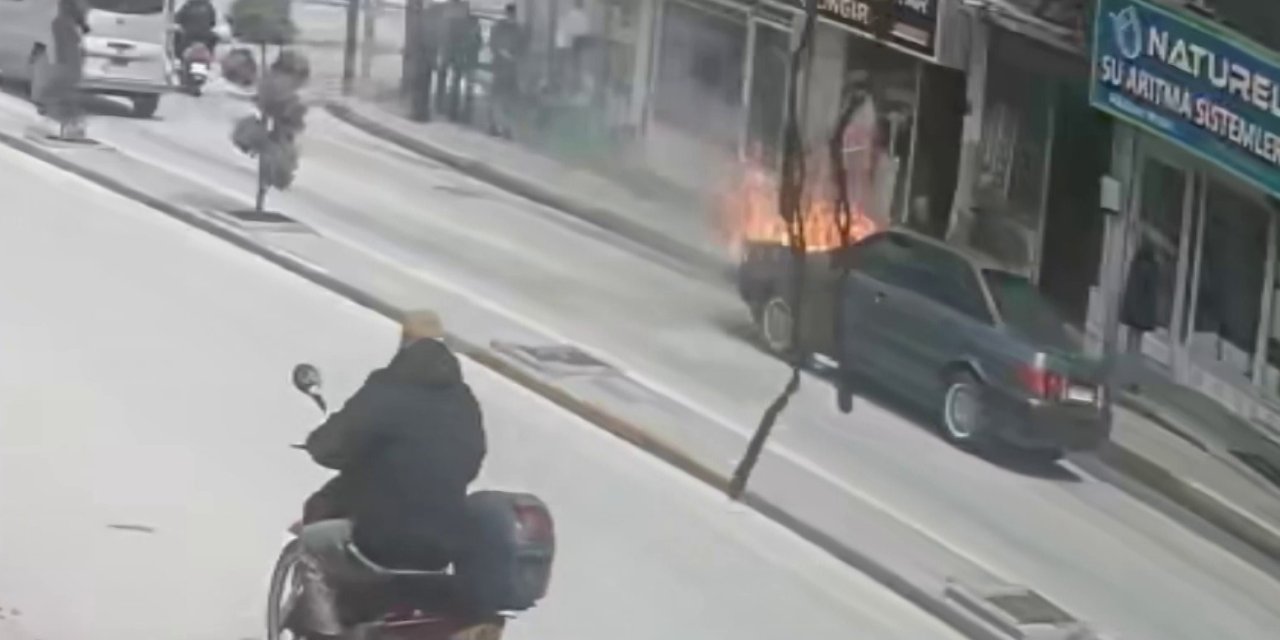 Karaman’da Yanan Otomobile Esnaftan Hortumlu Müdahale