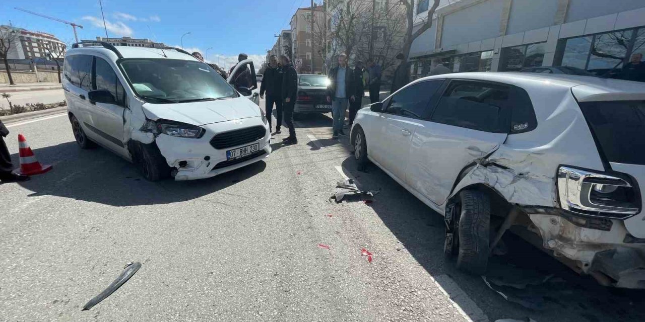 Karaman’da Hafif Ticari Araç Park Halindeki Otomobillere Çarptı: 1 Yaralı