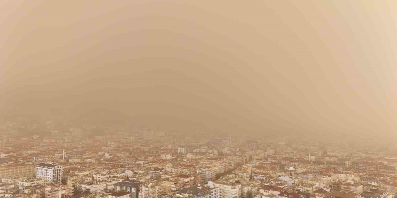 Antalya Semaları Kahverengiye Büründü Sahra Çölü Üzerinden Gelen Toz Taşınımı Çamur Olup Yağdı