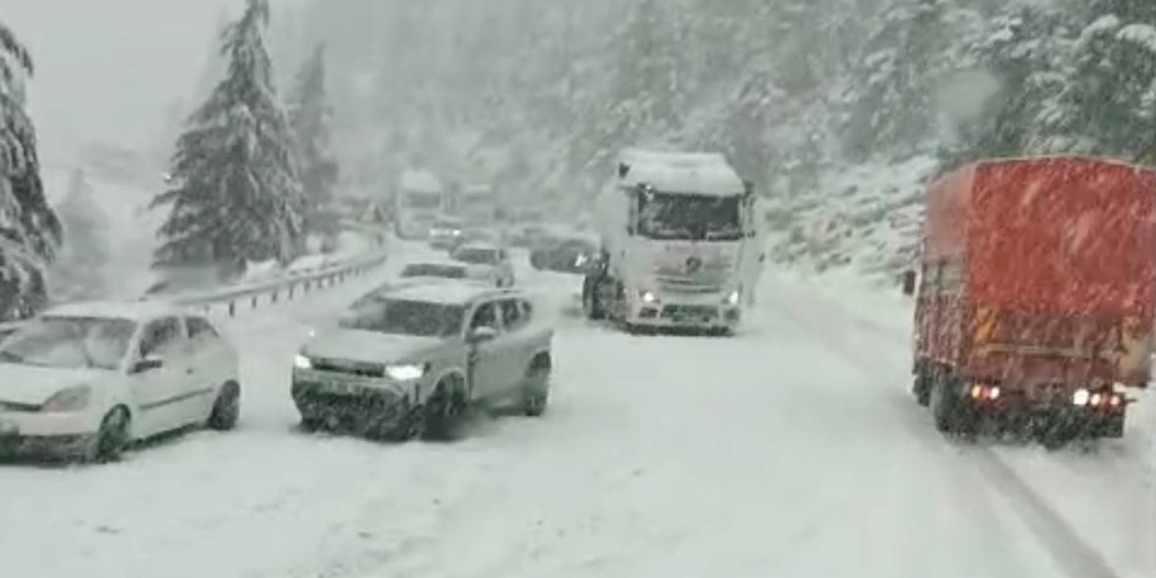 Alacabel’de Nisan Ayında Kar Sürprizi, Sürücüler Zor Anlar Yaşadı
