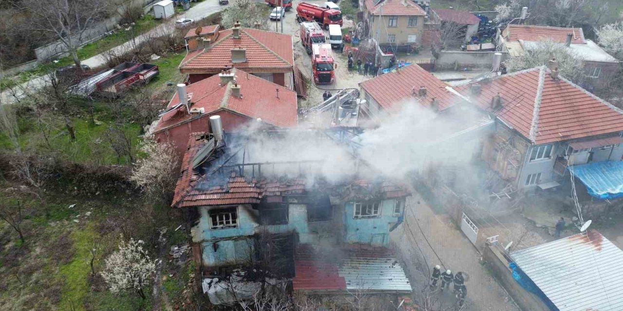 Sobadan Çıkan Yangın Evi Kullanılamaz Hale Getirdi
