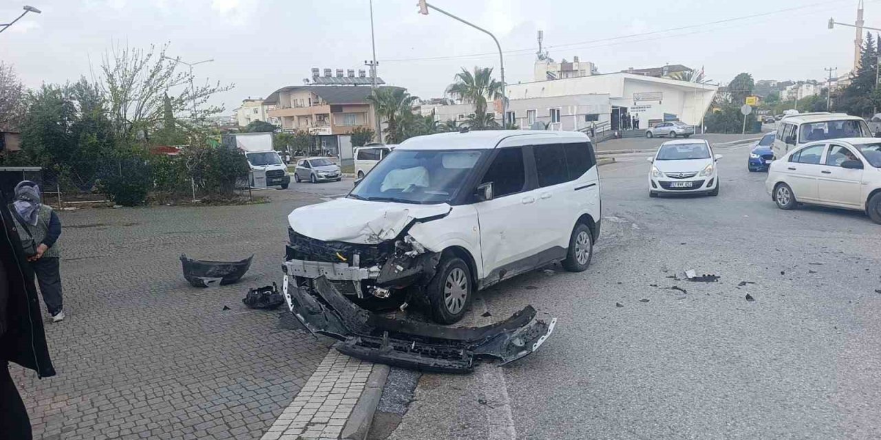 Hafif Ticari Araçla Çarpışan Otomobilin Sürücüsü Yaralandı