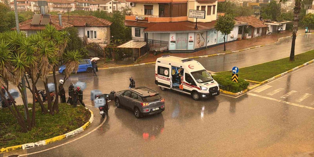 Otomobil İle Motosikletin Çarpışma Anı Kamerada: 1 Yaralı