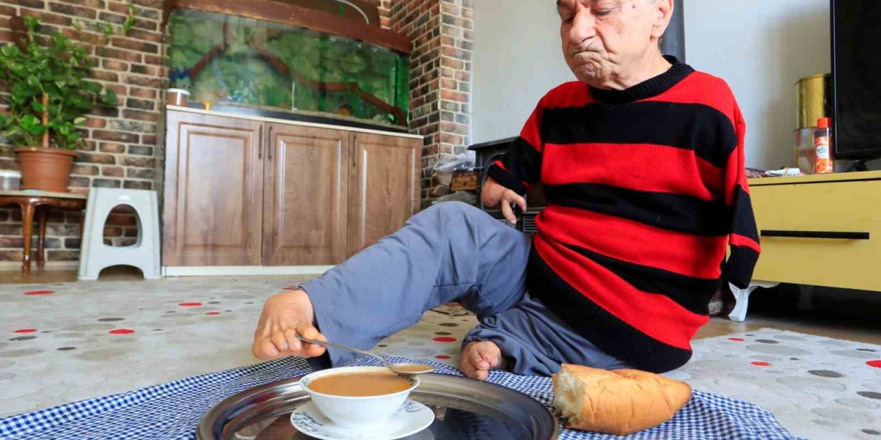 Onu Görenler Azmine Hayran Kalıyor: Ayaklarıyla Tıraş Oluyor, Yemek Yiyor, Para Üstü Veriyor