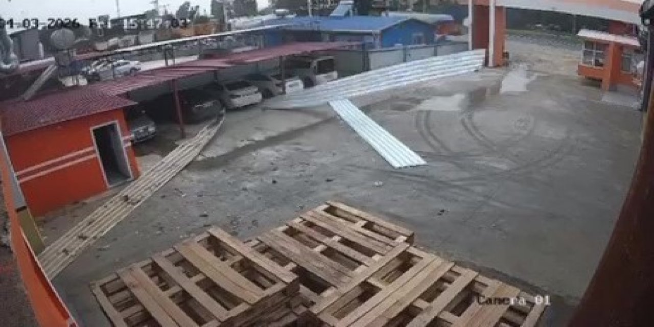 Tarsus’ta Etkili Olan Rüzgar Bir İş Yerinin Çatısını Uçurdu