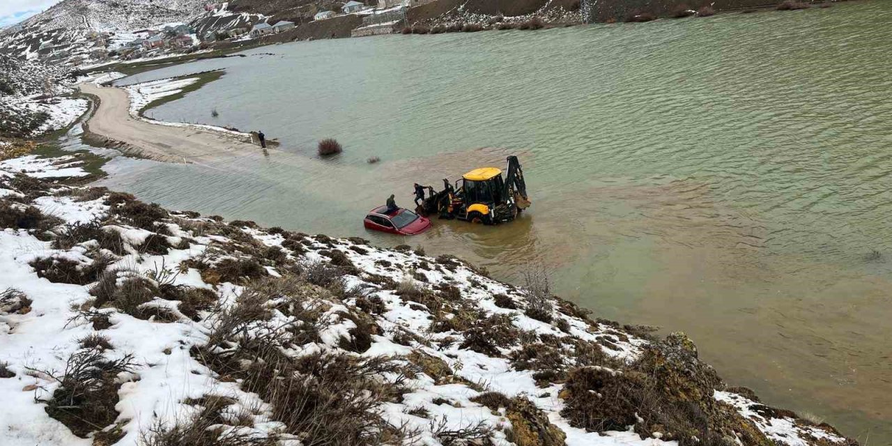 Konya’da Göle Dönen Yayla Yolunda Araçta Mahsur Kalan Aile Kurtarıldı