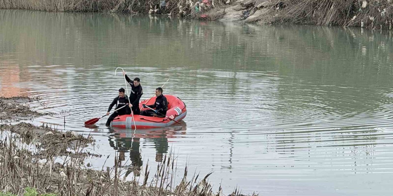 Tarsus’ta Irmakta Kaybolan Genç İçin Seferber Oldular: Vali Toros Bölgede