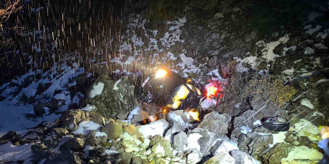 Otomobil Şarampole Yuvarlandı: 3 Yaralı