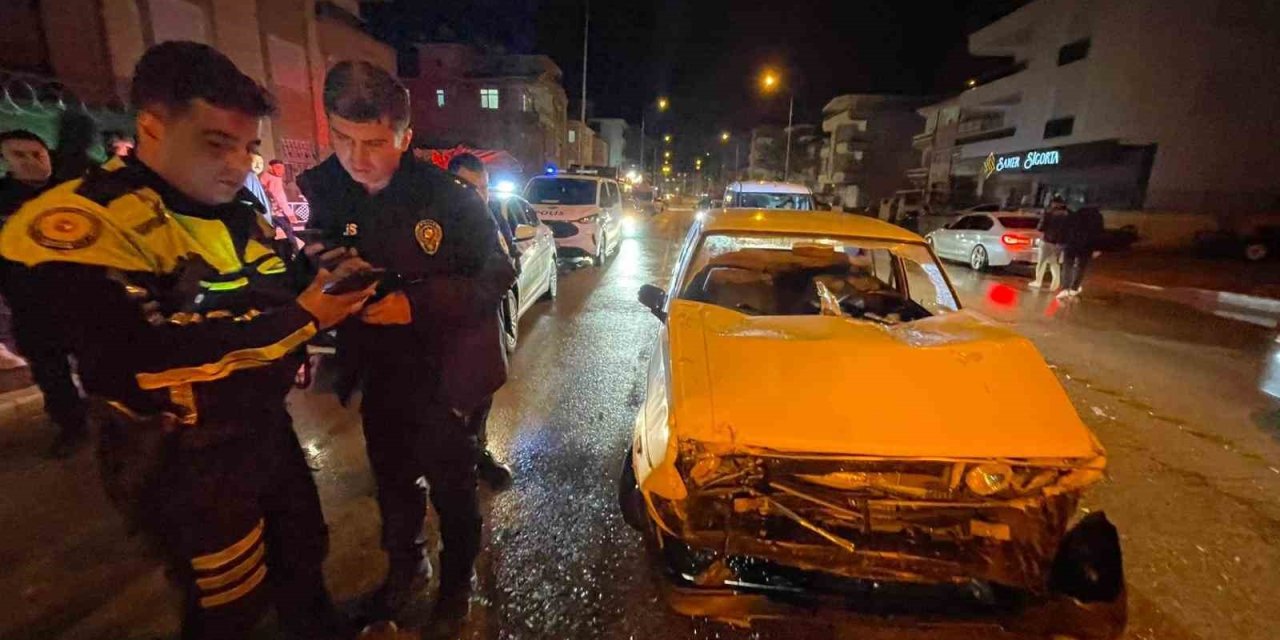 Işıklarda Bekleyen Araca Otomobil Arkadan Çarptı: 1 Yaralı