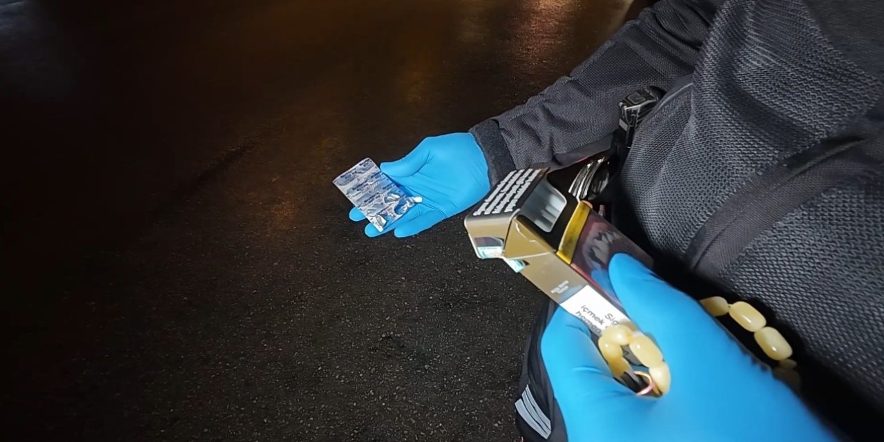 Polis Arama Yaptığı Otomobilde Sentetik Hap Ele Geçirdi