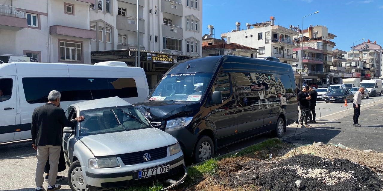 Serik’te Tur Minibüsü İle Otomobil Çarpıştı: 2 Yaralı
