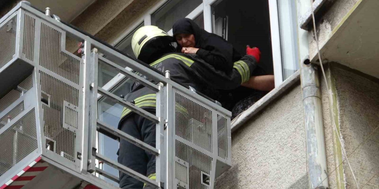 Konya’da Binada Çıkan Yangında Mahsur Kalan 5’i Çocuk 8 Kişi Ekiplerce Kurtarıldı