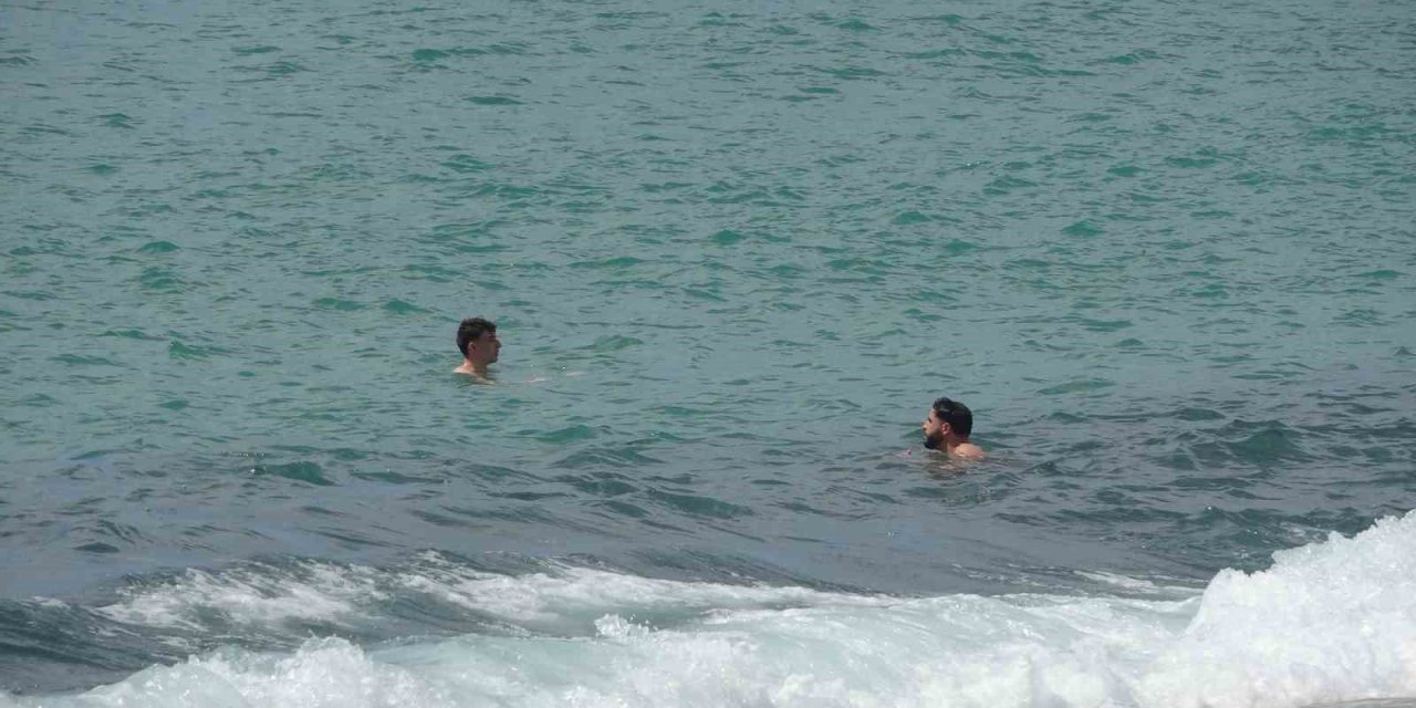 Alanya’da Erken Yaz Görüntüleri: 21 Dereceyi Gören Denize Koştu