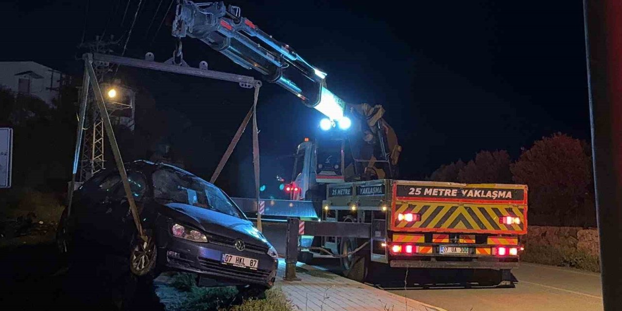 Otomobil 7 Metre Yükseklikten Yuvarlandı, Sürücü Burnu Kanamadan Araçtan Çıktı