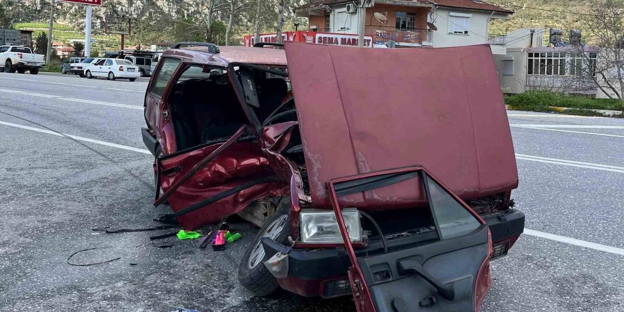 Akseki’de İki Otomobil Çarpıştı: 3 Yaralı
