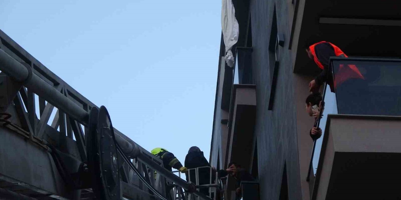 Mersin’de İlginç Olay: Perde İle 6’ncı Kattan Sarktı, 3’üncü Kat Balkona Düştü