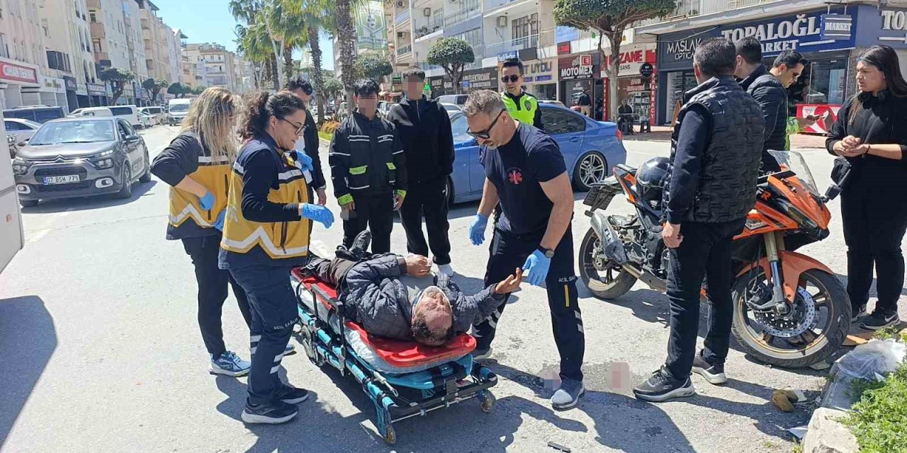 Elektrikli Bisiklet İle Motosikletin Çarpışma Anı Kamerada: 3 Yaralı