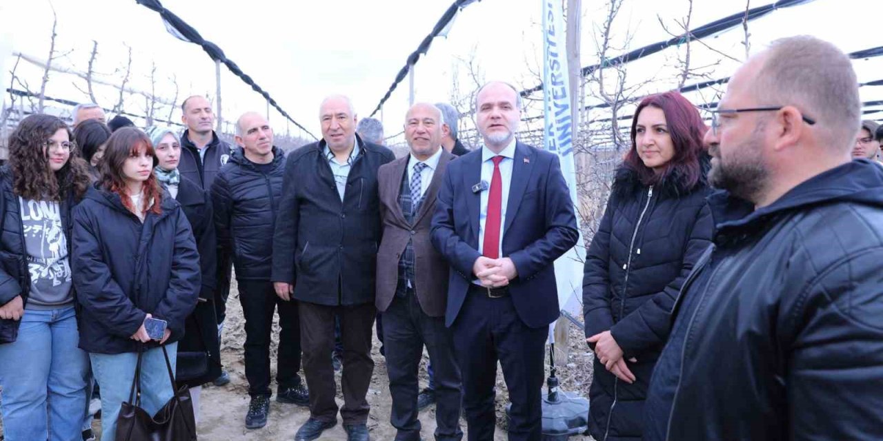 Meyve Ağaçlarında Doğru Budama Yöntemleri Öğretildi