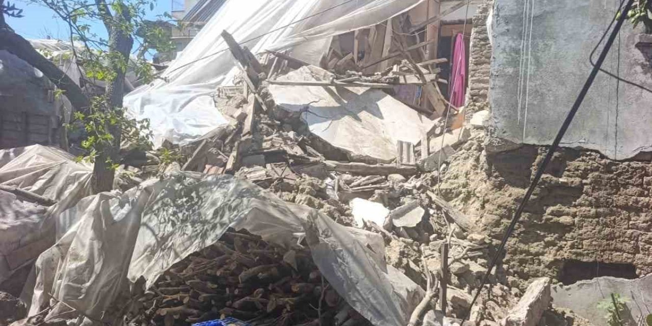 Antalya’da 2 Katlı Kerpiç Ev Çöktü