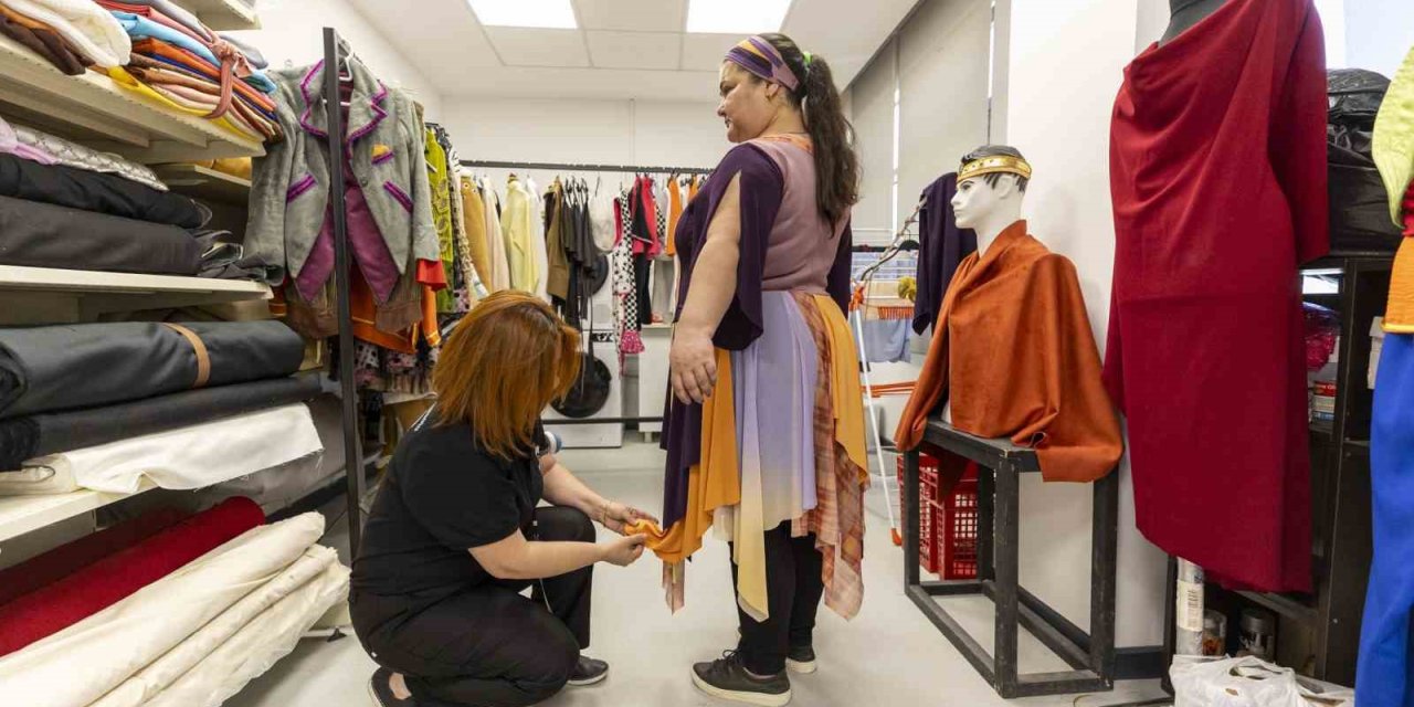 Mersin Büyükşehir Belediyesi Şehir Tiyatrosunda Kostümler Usta Ellerde Hazırlanıyor