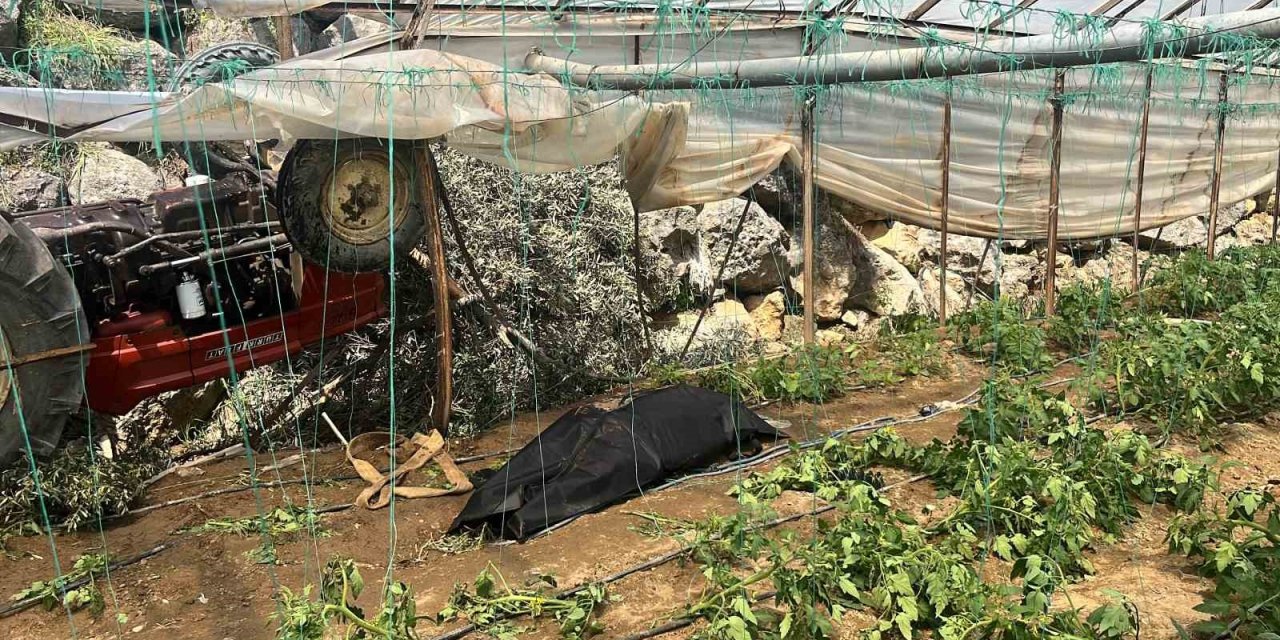Traktör Yol Kenarındaki Seraya Devrildi: 1 Ölü