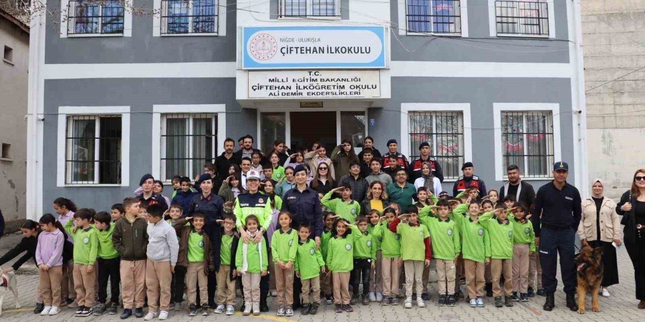 Jandarmadan Niğde’de Öğrencilere Meslek Tanıtımı Ve Güvenlik Eğitimi