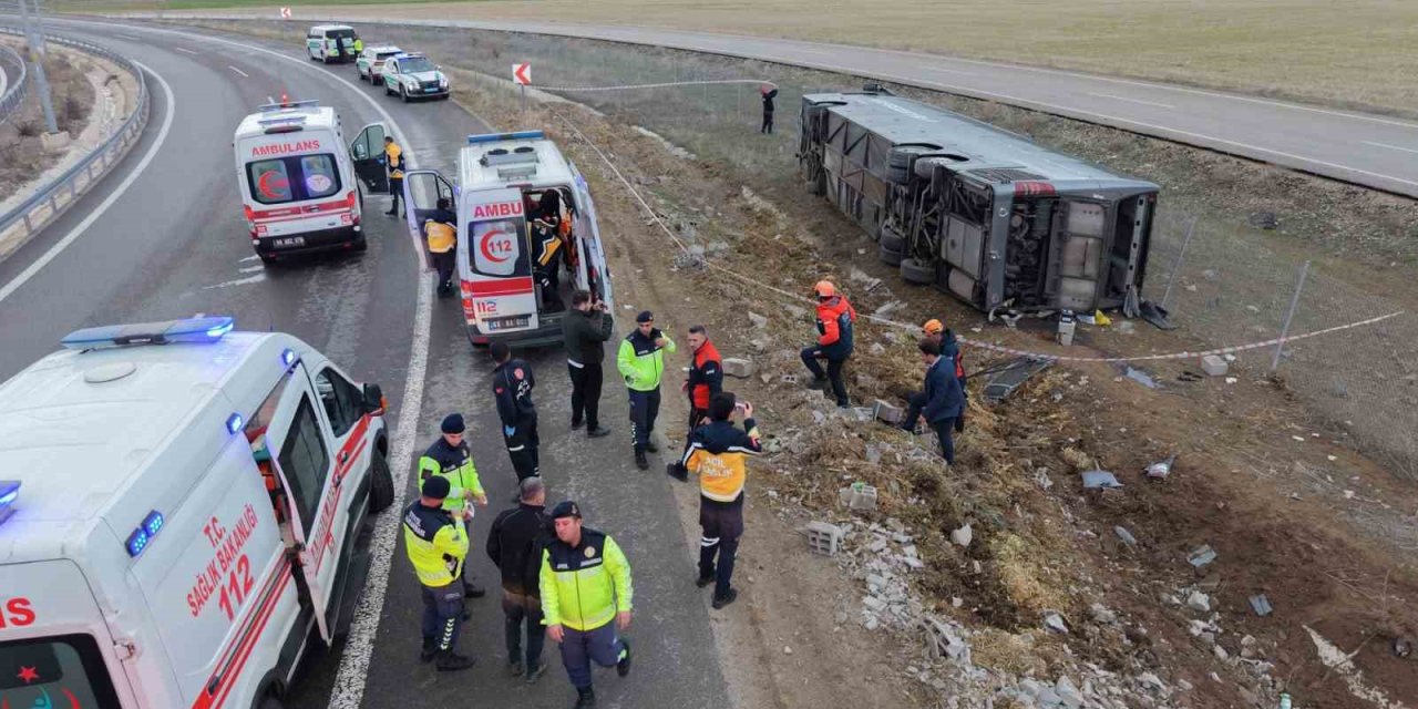 Virajı Alamayan Otobüs Şarampole Devrildi: 23 Yaralı