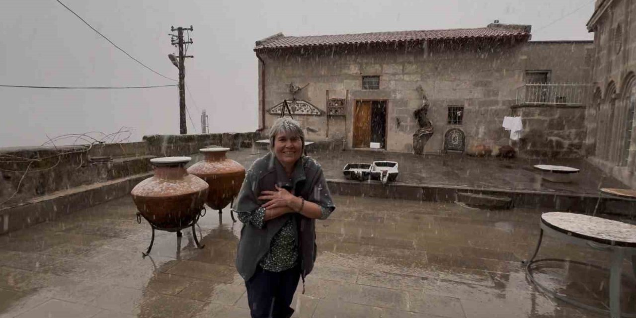 Meyve Ağaçlarının Çiçek Açtığı Güzelyurt’ta Kar Yağışı