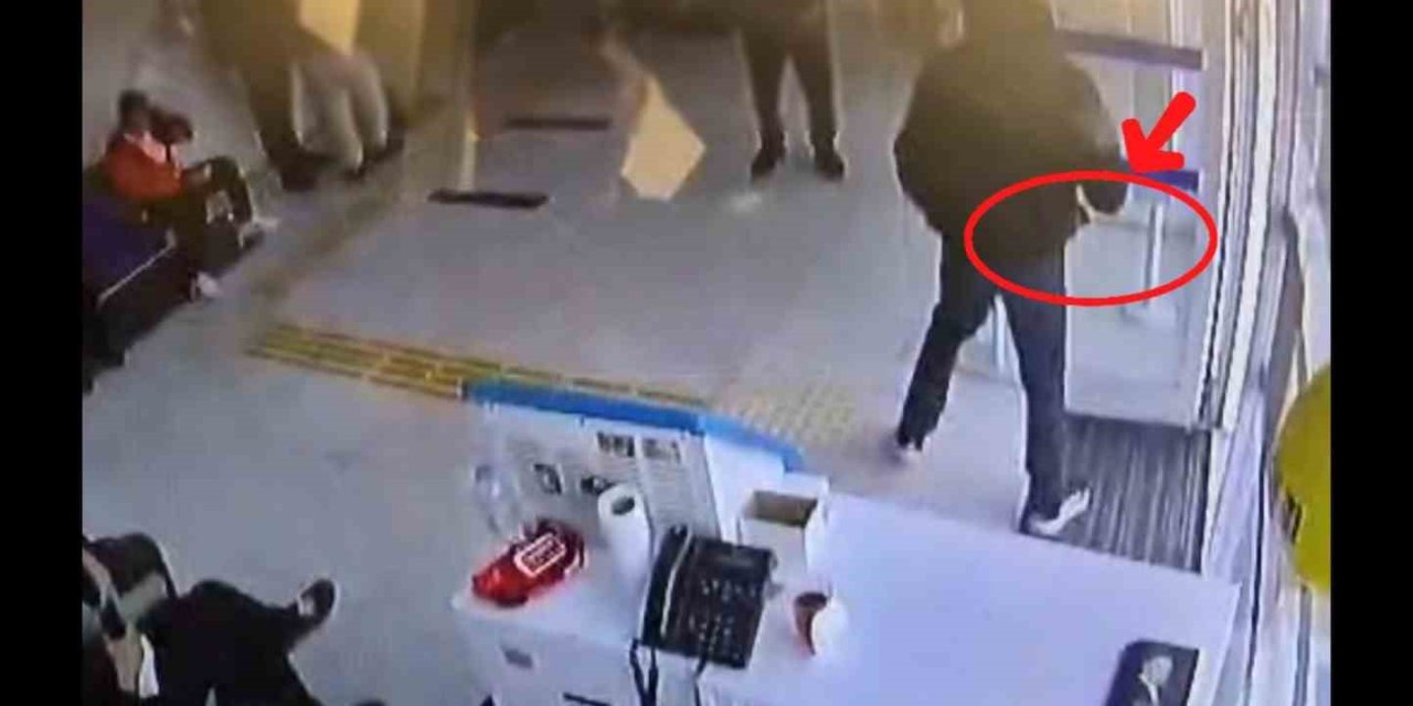 Banka Şubesinde Satırla Gasp Girişimi: Maskeli Şüpheli Kısa Sürede Yakalandı