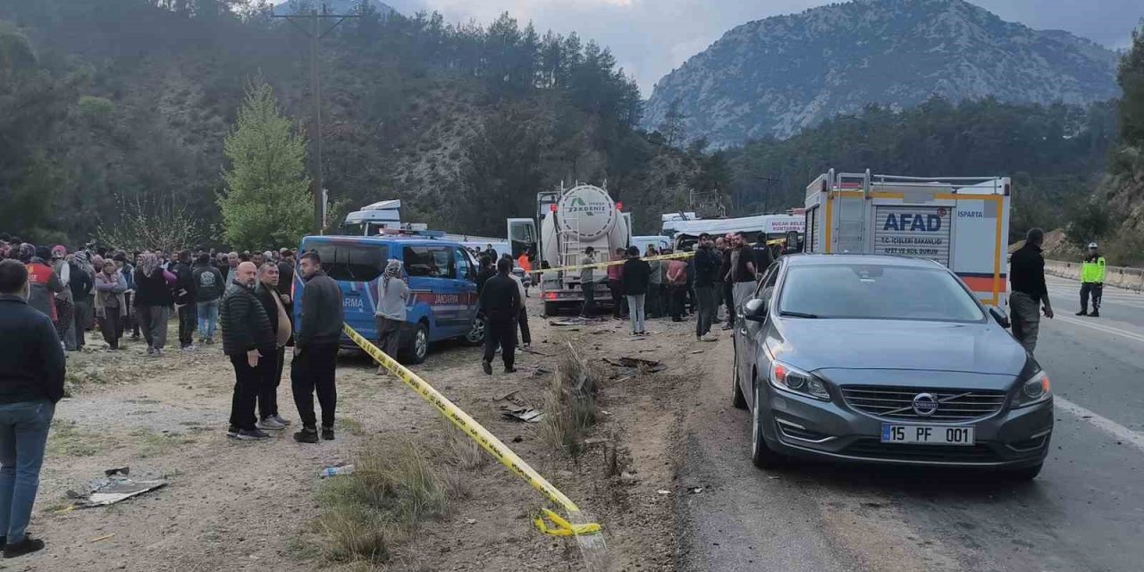 İş Dönüşü Yaşanan Ve 7 Kişinin Hayatını Kaybettiği Feci Kaza Sonrası Yol Trafiğe Açıldı
