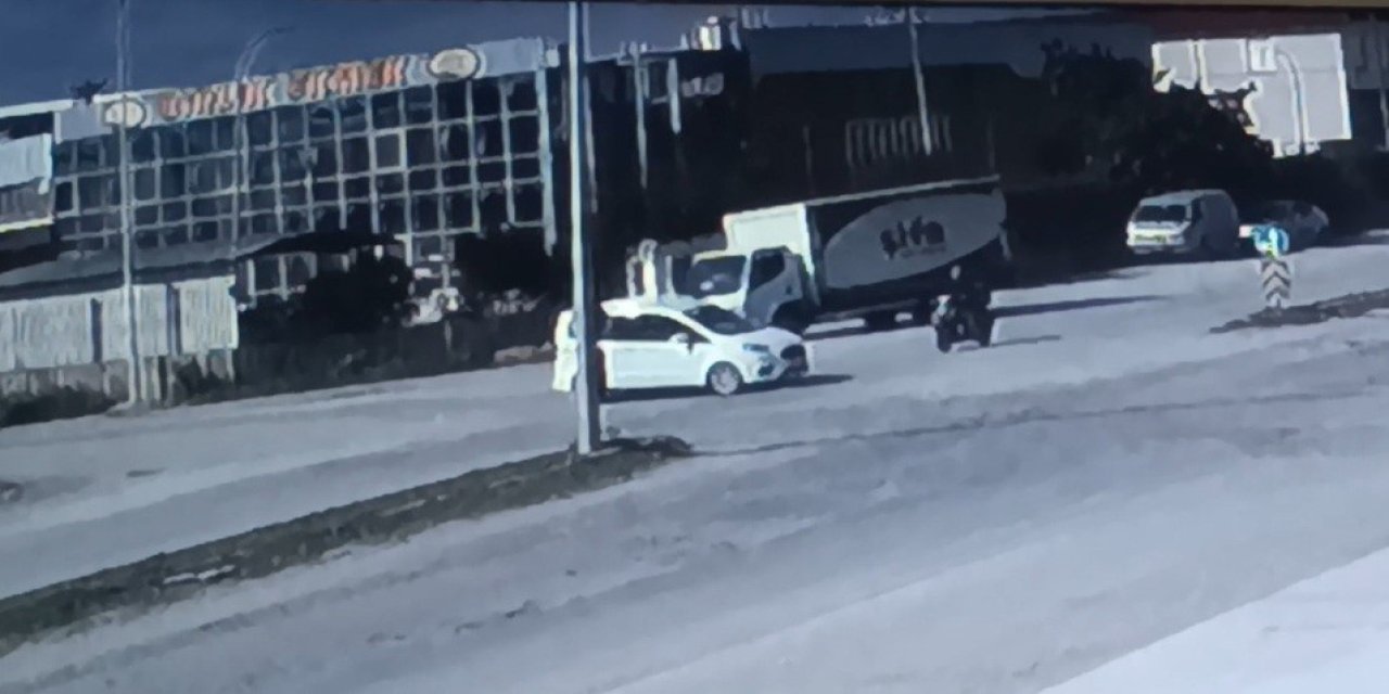 Motosiklet İle Hafif Ticari Araç Çarpıştı: 1 Yaralı