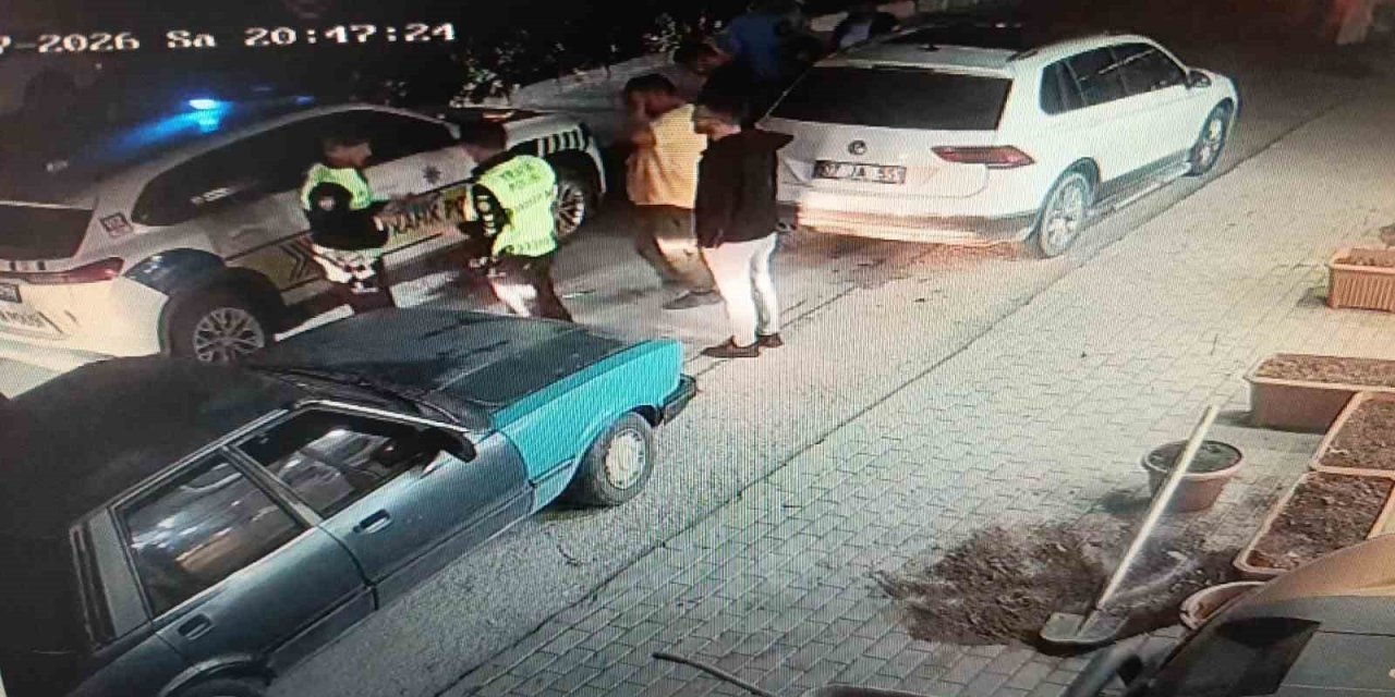 Otomobilin Açılan Kapısına Çarpan Elektrikli Bisiklet Sürücüsü Metrelerce Savurdu