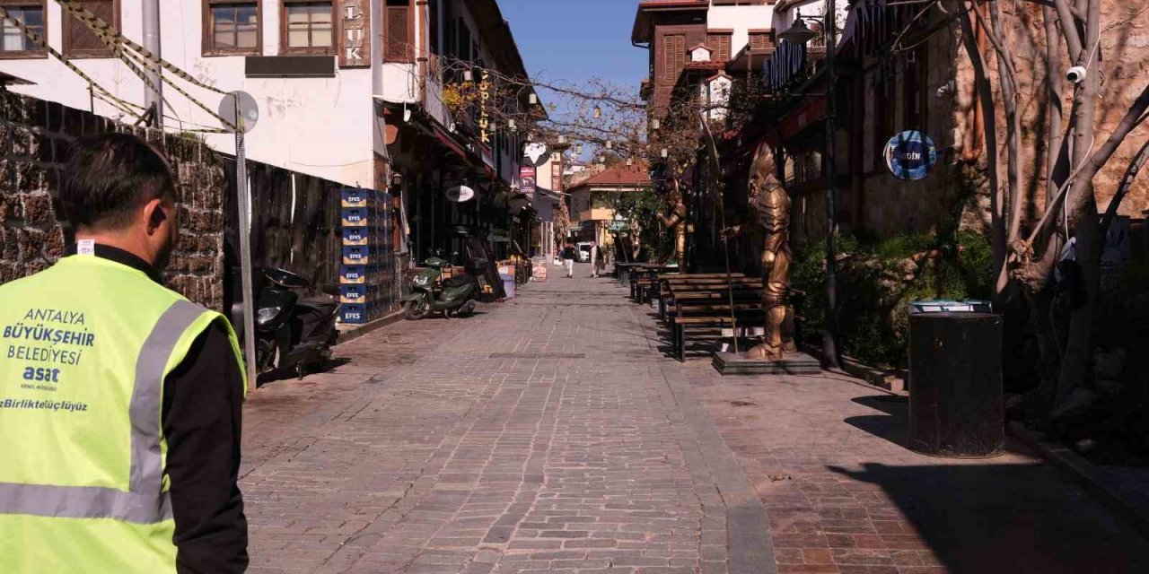 Asat’tan Kaleiçi’nde Kanalizasyon Hattı Temizliği